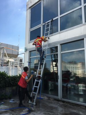 dich-vu-lau-kinh-toa-nha