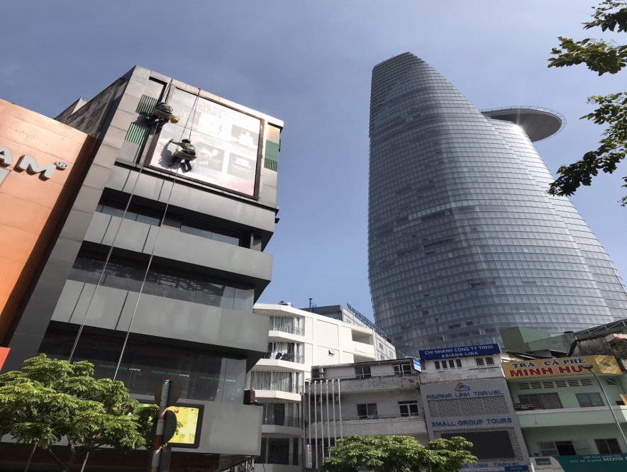 Vệ sinh kính tòa nhà